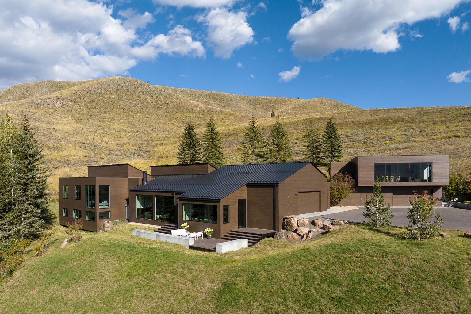 105 Wedeln Lane
Sun Valley, ID 8335 |
6 bedroom, 5.5 bathrooms | 6,225 square feet |
Listed for $9,995,000 |
Represented Seller