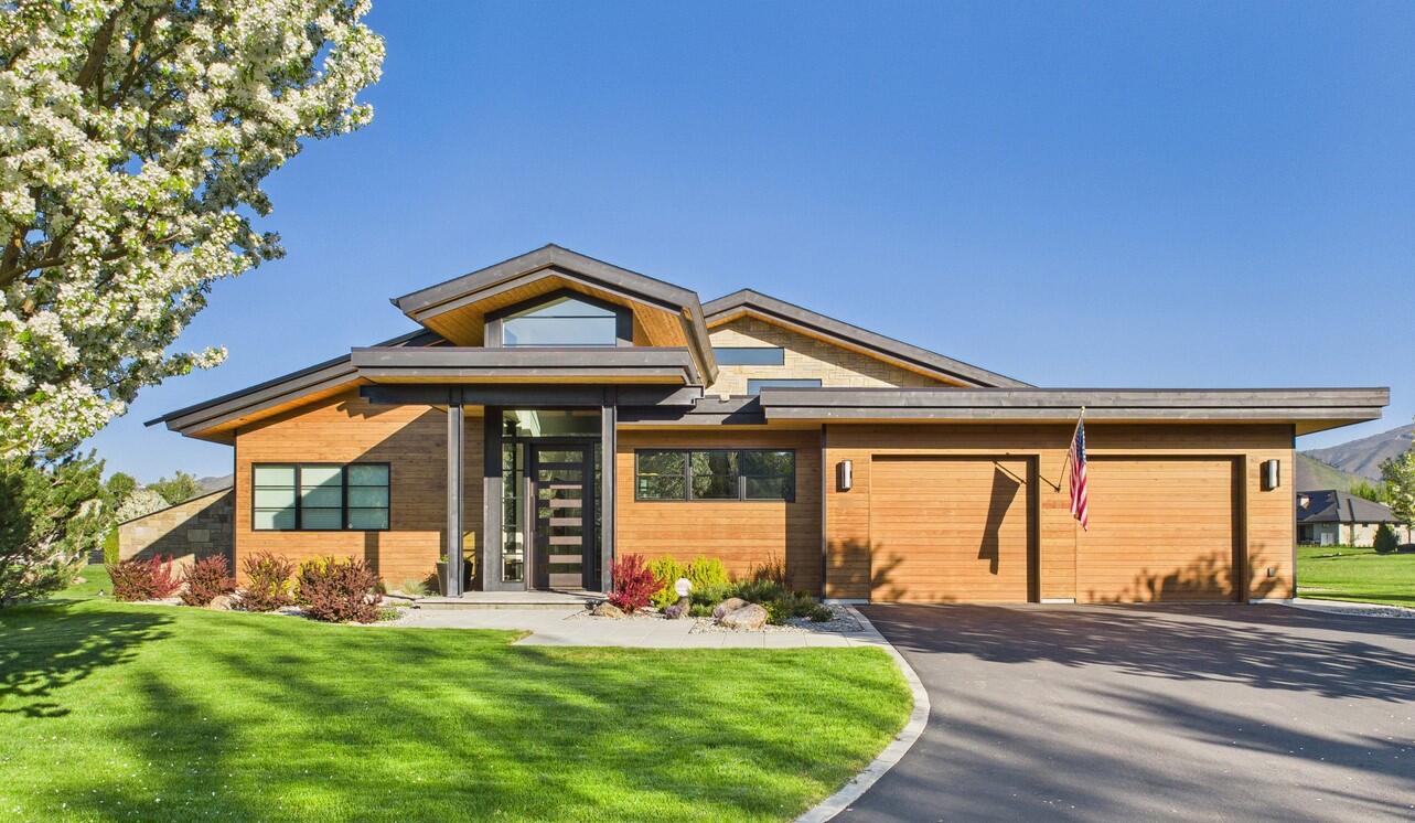 42 Streamside Drive
Blaine County, ID 83333 |
4 beds,  2.5 baths | 3,093 sq feet |
Listed at $3,250,000 |
Represented the Buyer