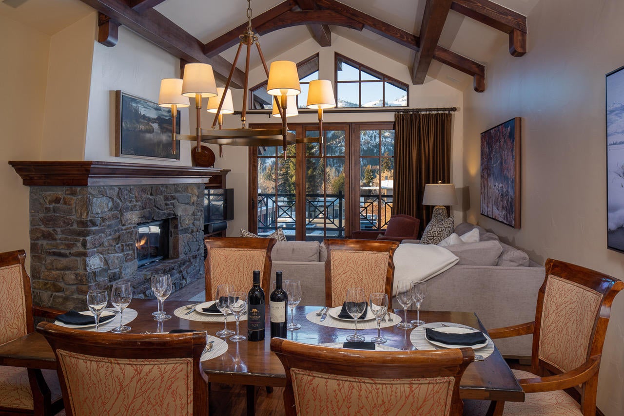 680 E Sun Valley Rd #12-H Ketchum, ID 83340 | 3 beds, 3.5 baths | 1965 sq feet | Listed at $220,000 (fractional) | Represented Buyer