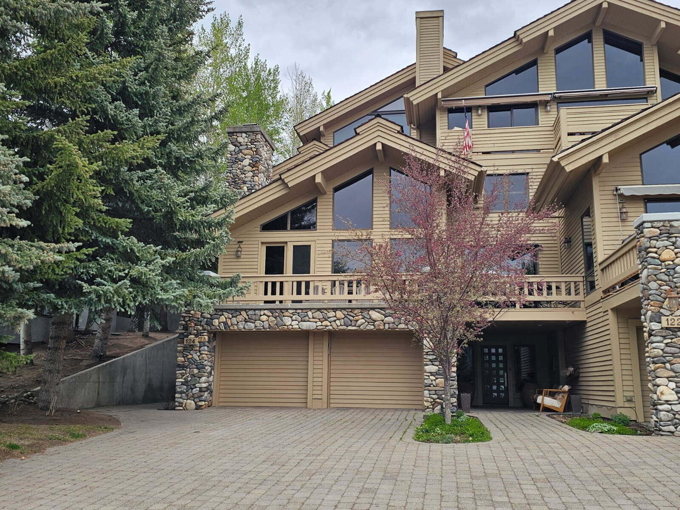 124 Latigo Lane Ketchum, ID 83340 4 beds | 4.5 baths | 3,106 sq ft Listed at $2,995,000 Represented Seller