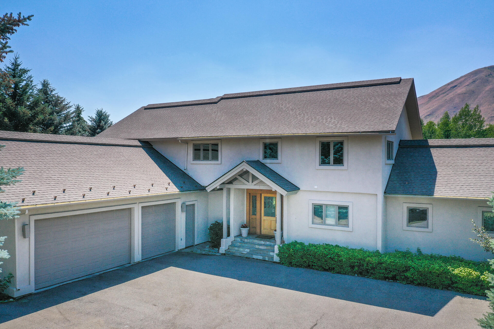 211 Starweather Drive
Blaine County, ID 83333 |
4 beds, 3.5 baths | 4,116 sq feet |
Listed at $2,725,00 |
Represented Seller