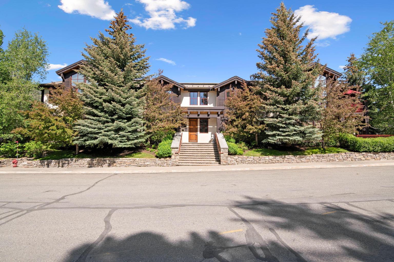 371 W River St 4
Ketchum, Idaho 83340 |
3 beds, 3 baths | 1,832 sq ft |
Listed at $1,995,000 |
Represented Seller
